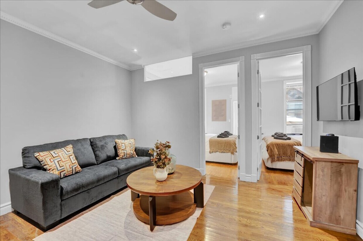 Foto principal - 336 E 18th St