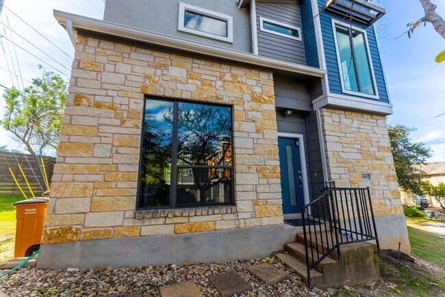Building Photo - Experience South East Austin Living at Its...