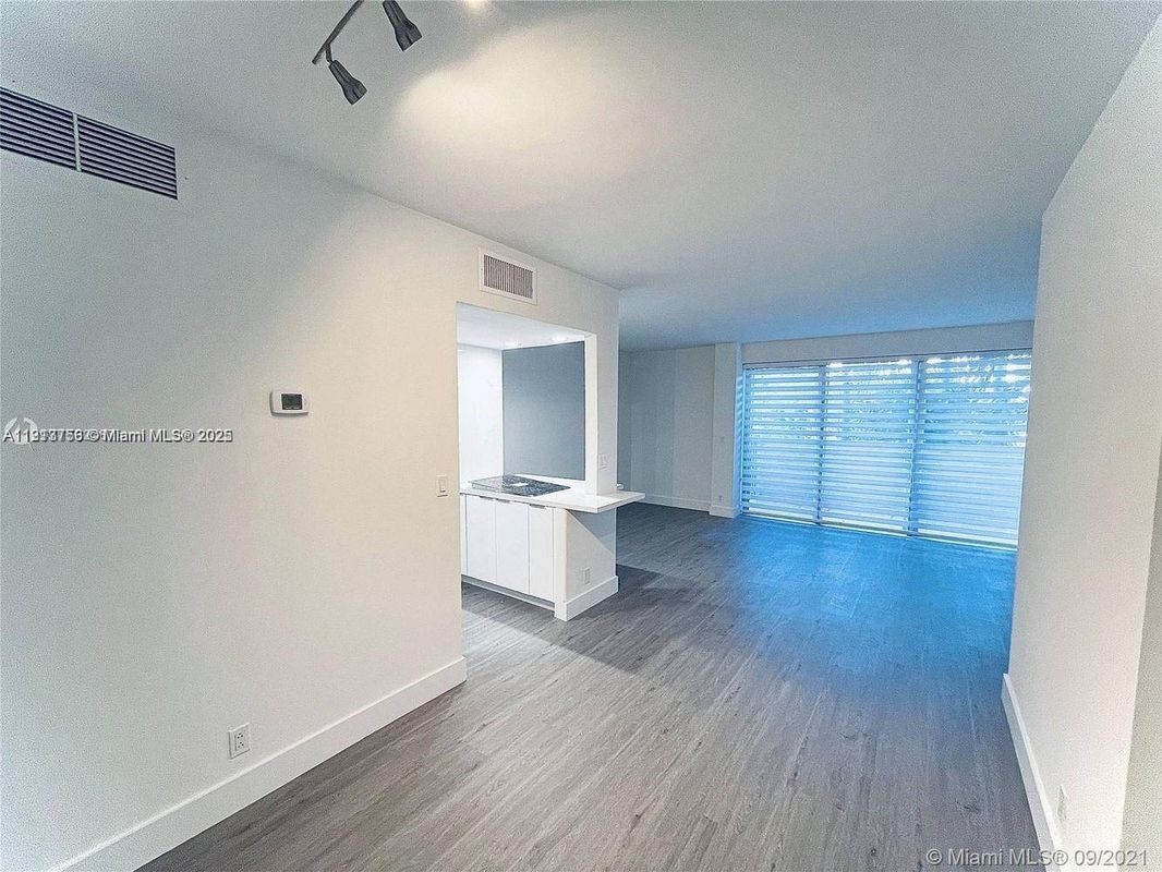 Foto del edificio - 880 NE 69th St