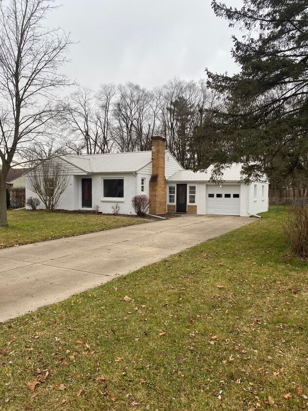 8022 Lake Wood Dr, Portage, MI 49002 House Rental in Portage, MI