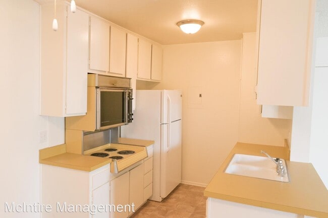 Building Photo - 10990 Wellworth Ave