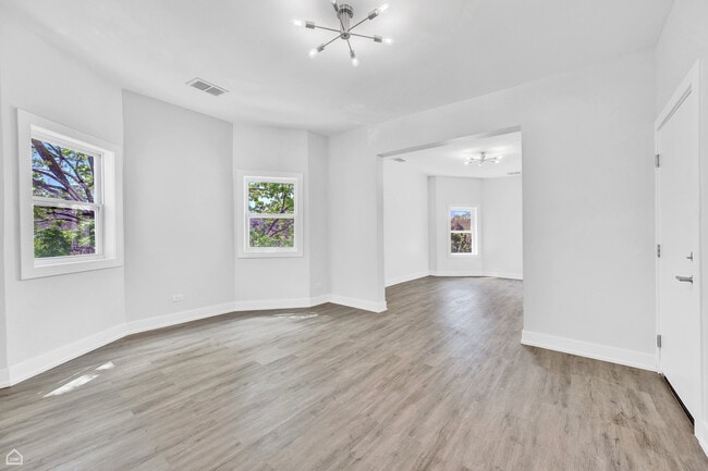 Building Photo - 2901 N Sacramento Ave