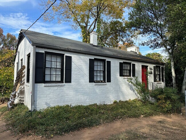 Foto del edificio - Cottage Avaialble off S. Lumpkin St.