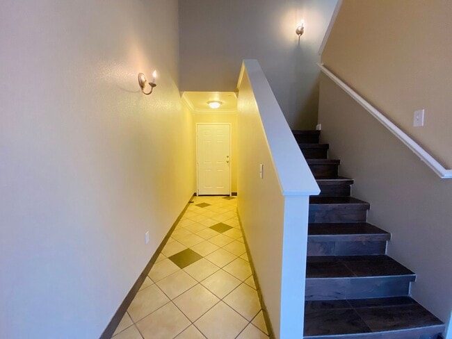 Building Photo - Lovely Galt Townhouse