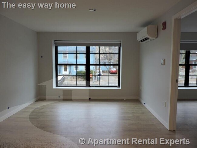 Building Photo - 10 Soden St