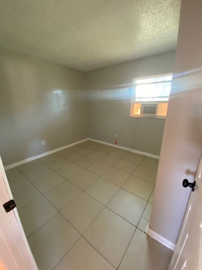 Building Photo - 3 Bed 1 Bath Home | Pet Friendly | Fenced ...