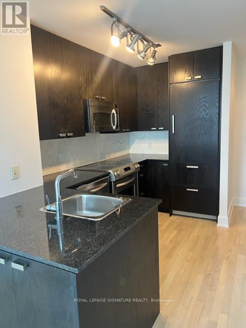 Building Photo - 637 Lake Shore Blvd W