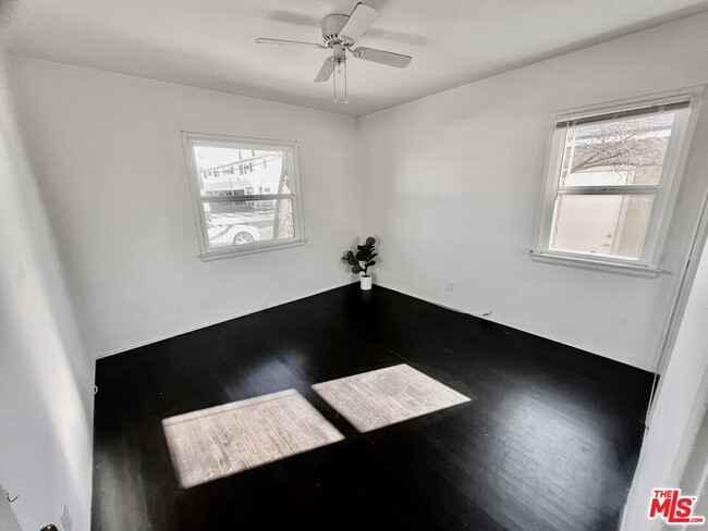 Foto del edificio - 5551 Mammoth Ave