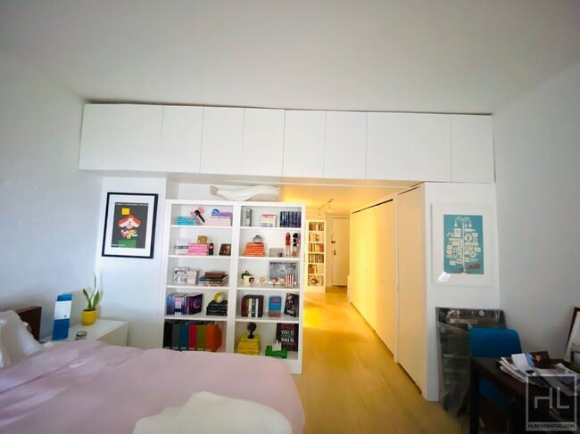 Foto del edificio - Beautiful Furnished Studio in Hell's Kitchen!