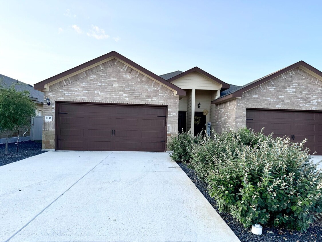 11321134 Burek Cross, Seguin, TX 78155 Townhome Rentals in Seguin TX