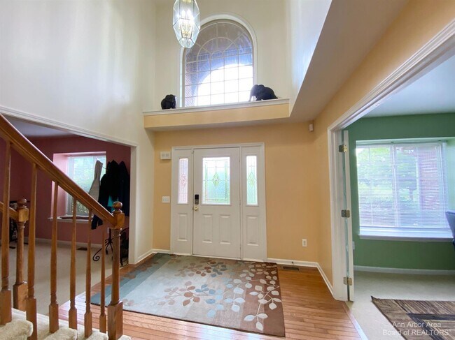 Building Photo - 5923 Cedar Ridge Dr