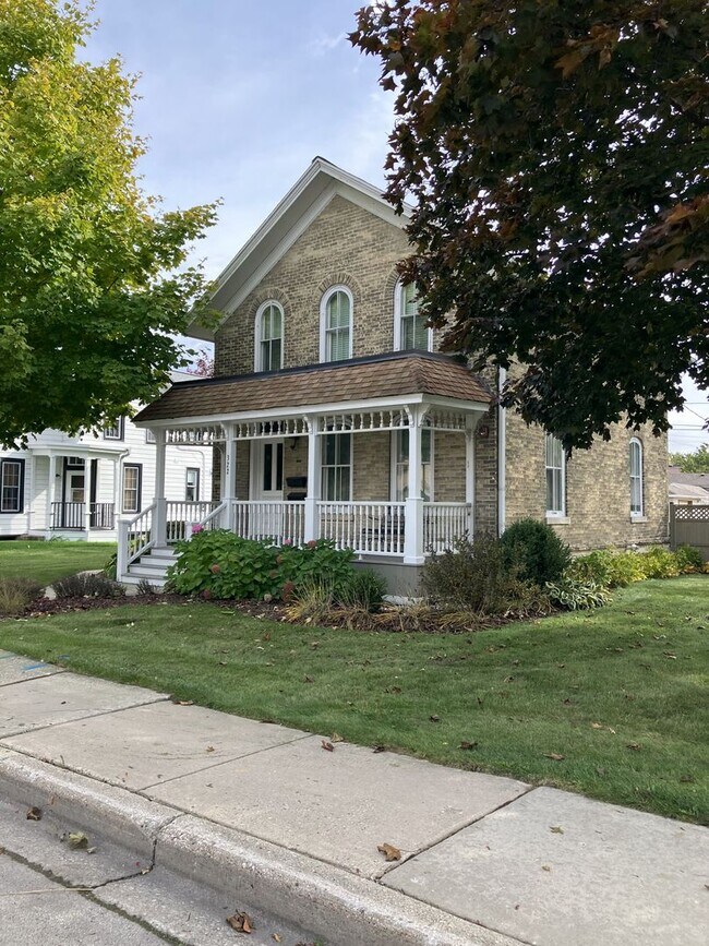 Foto del edificio - UPDATED UPPER DUPLEX IN PEWAUKEE!