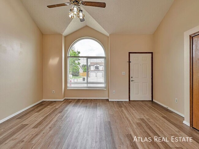 Foto del edificio - 8150 Camfield Cir