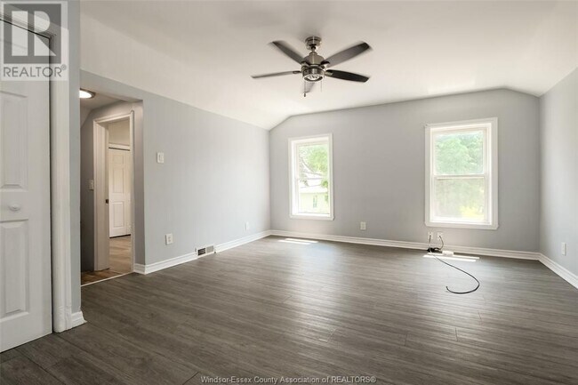 Photo du bâtiment - 948 University Ave E