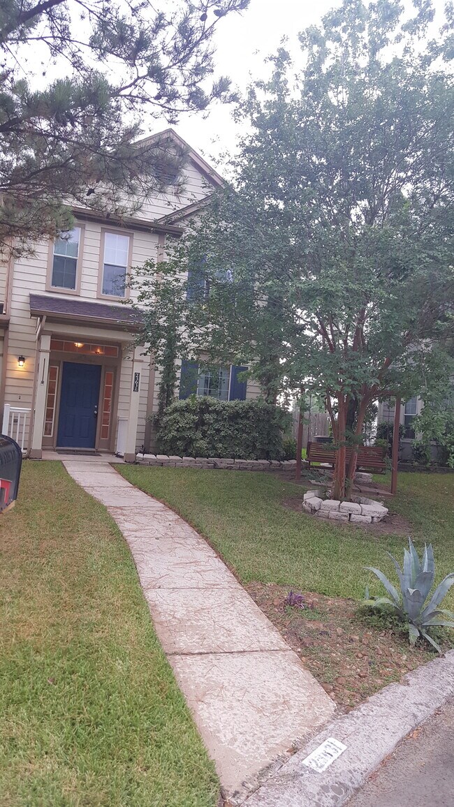 Casa adosada bien mantenida en un barrio tranquilo. Baldosas de porcelana en la entrada, la cocina y el comedor; suelo laminado de madera. - 23631 Twisting Falls Drive