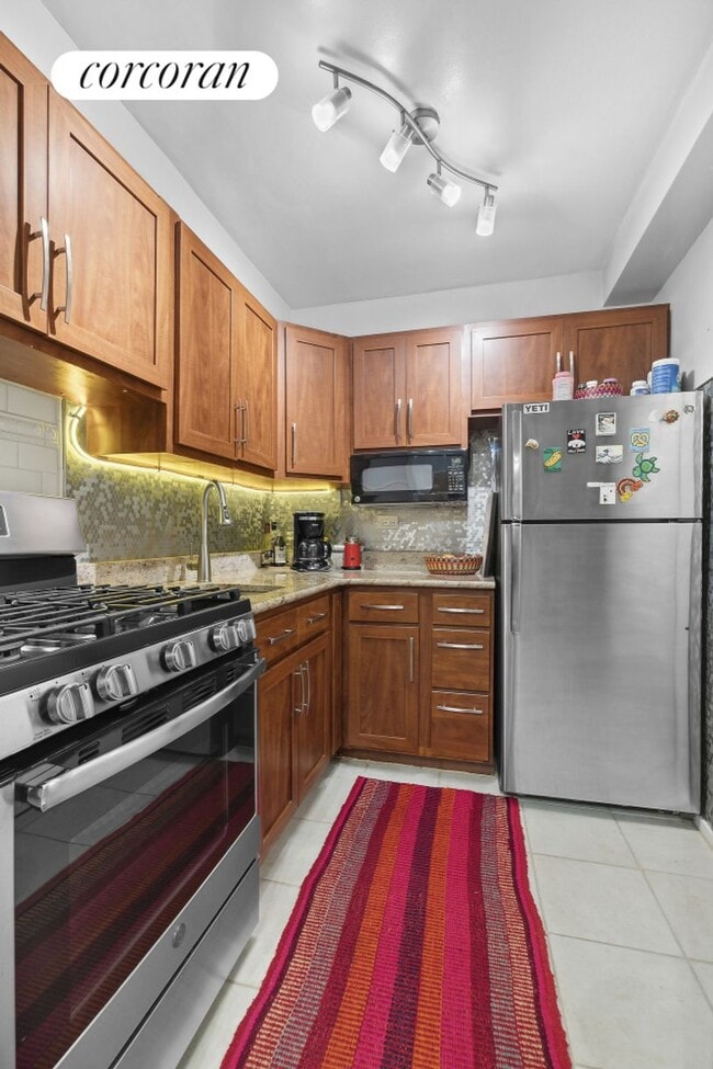 Building Photo - 150 E 56th St
