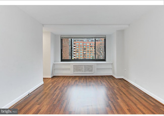 Building Photo - PARKING INCLUDED Charming & Spacious One Bedroom at River Place East!