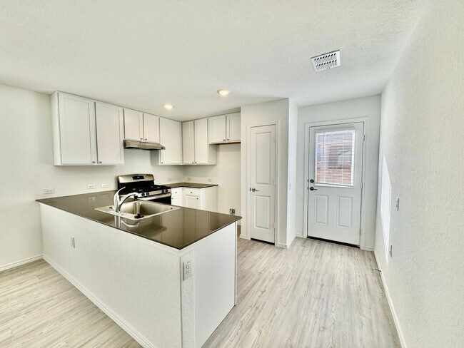 Building Photo - Classic Open Concept Home ~ Short Drive to...