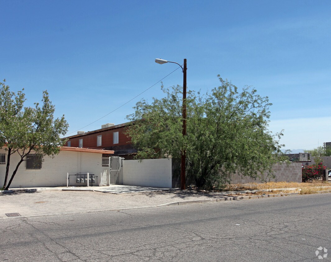 Building Photo - 2201 N 9th Ave
