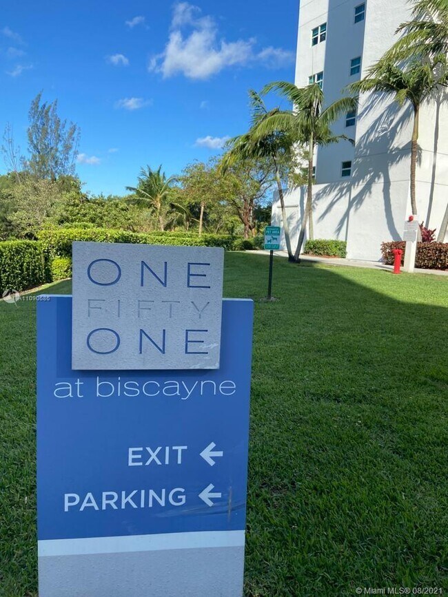 Foto del edificio - 14951 Royal Oaks Ln