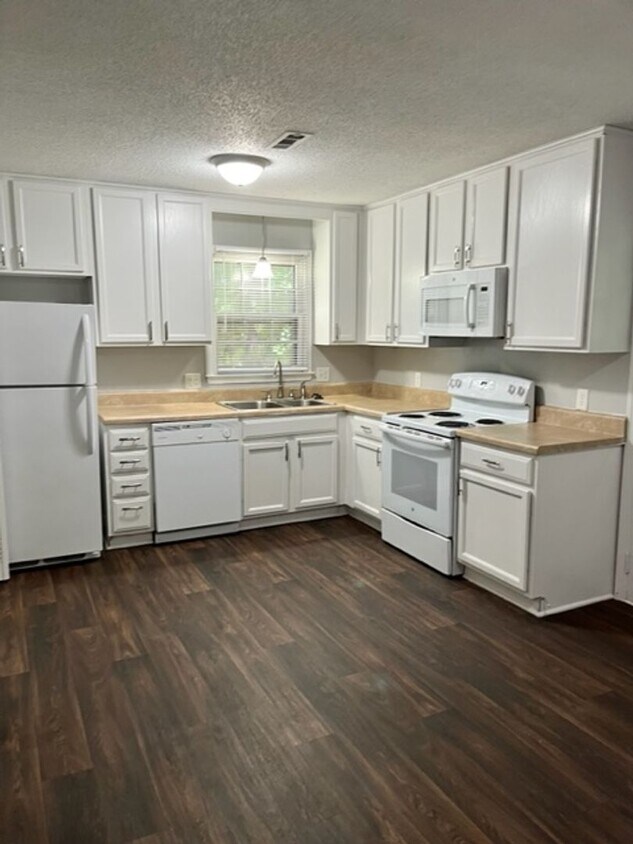 Foto principal - 105 East Circle Drive Triplex