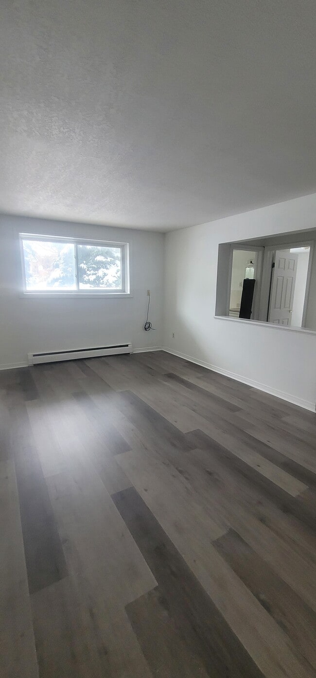 Building Photo - 148 Roxborough Ave