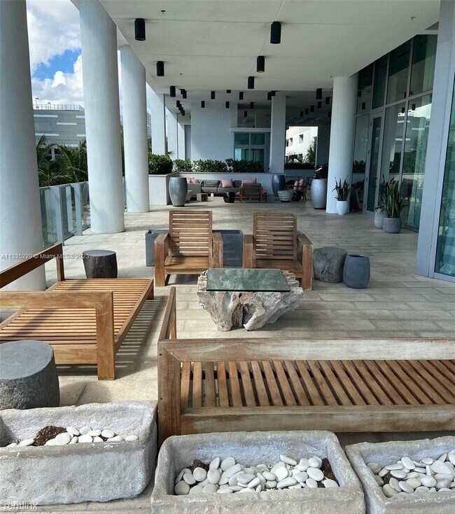 Foto del edificio - 1 br, 2 bath Condo - 2900 NE 7th Ave