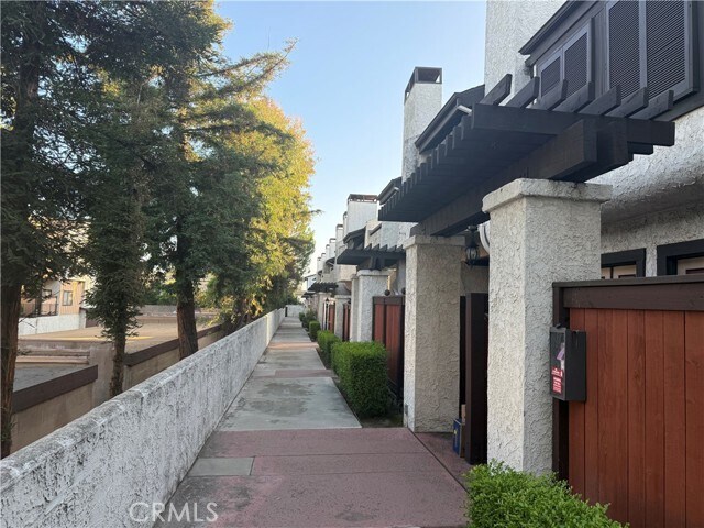 Foto del edificio - 452 W Huntington Dr