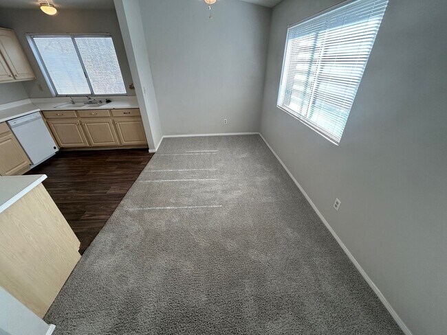 Foto del edificio - ADORABLE 2 BEDROOM 2 FULL BATHROOMS SINGLE STORY HOME WITH NO HOA