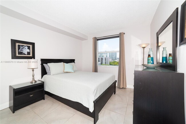 Foto del edificio - 17100 N Bay Rd