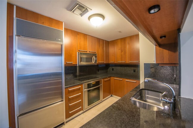 Building Photo - 901 Brickell Key Blvd