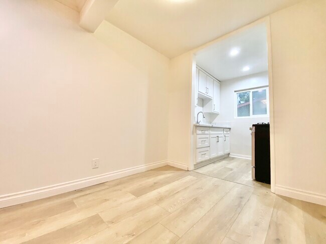 Foto del edificio - 1602 Winona Blvd