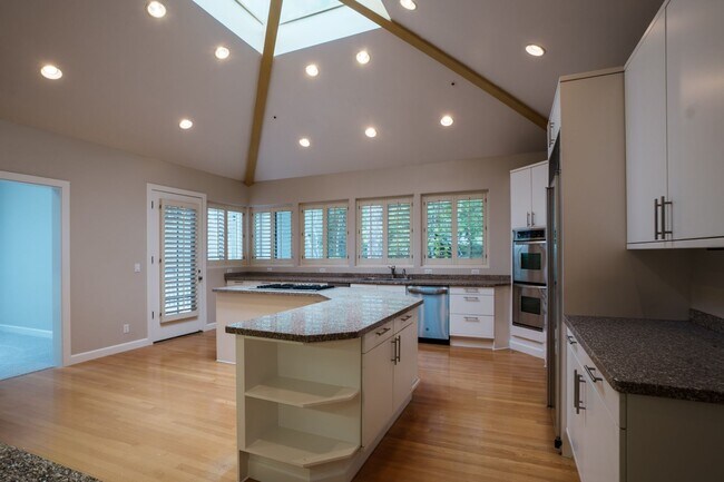 Foto del edificio - Spectacular 3 bed/3 bath home, gated community, walk to town!