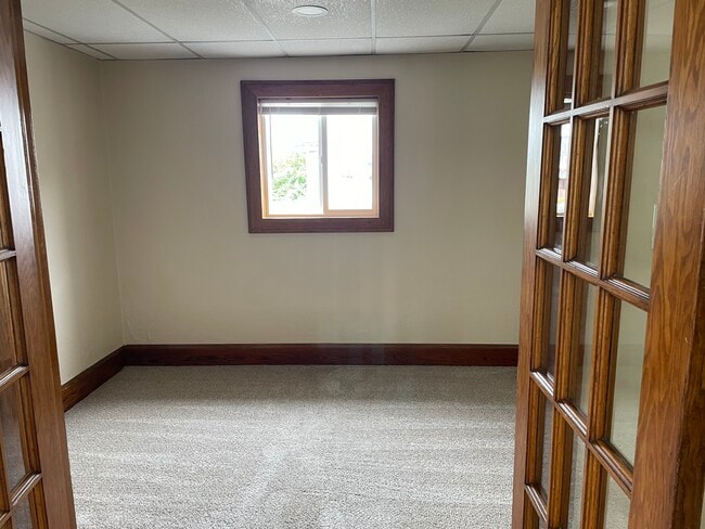 Building Photo - 556 Maple St