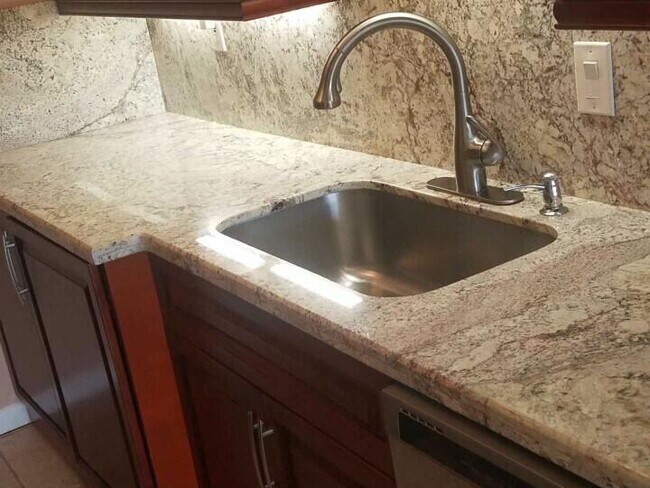 Foto del edificio - 382 E Royal Palm Rd