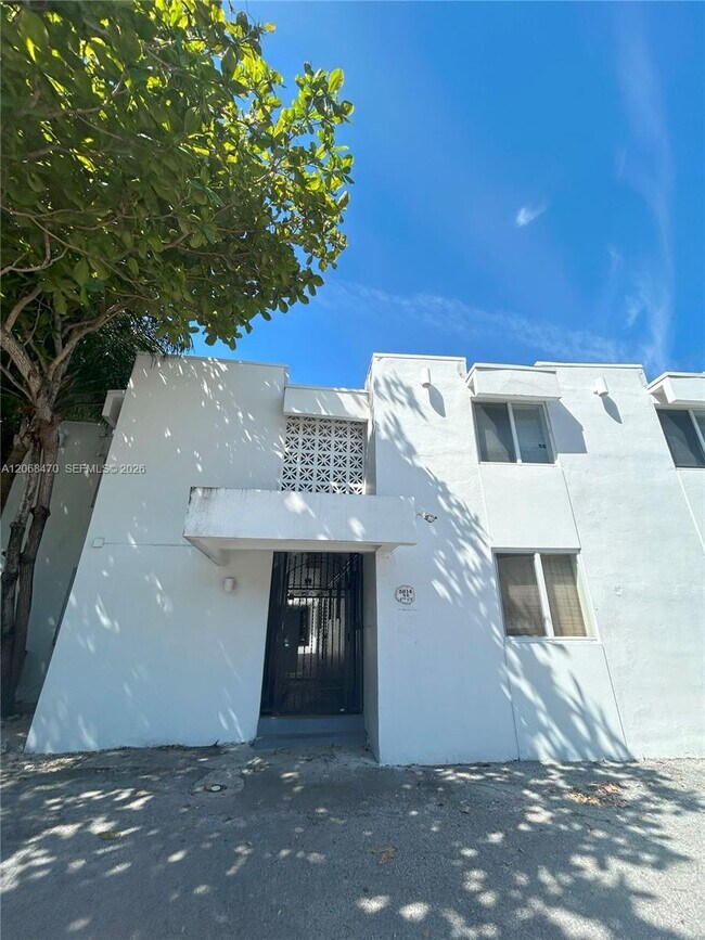 Foto del edificio - 5814 NE 4th Ct