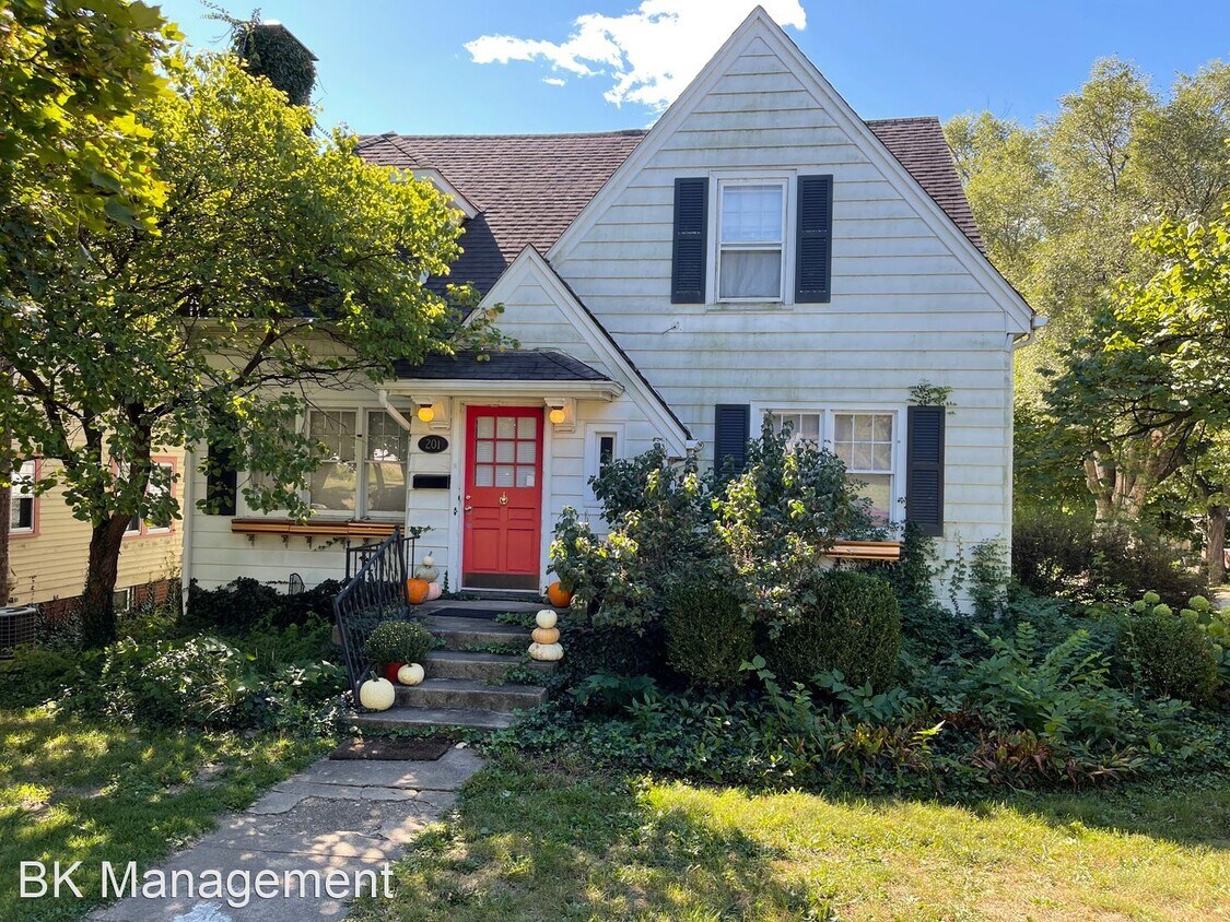 Primary Photo - 4 br, 2.5 bath House - 201 E Lutz Avenue