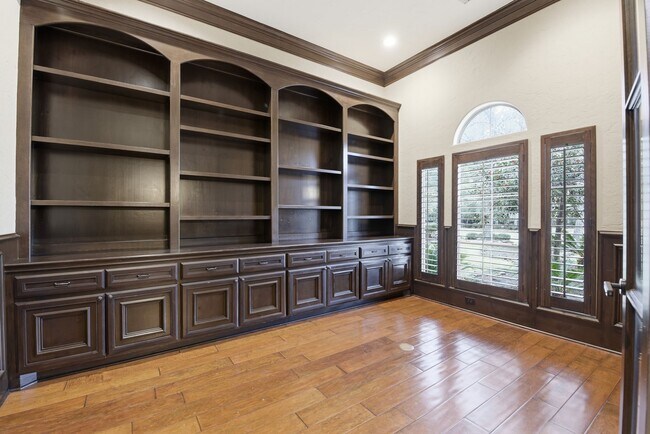 Building Photo - 30 N Palmiera Cir