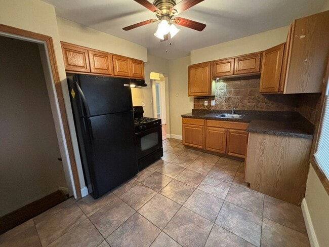 Building Photo - 920 E Mapledale Ave