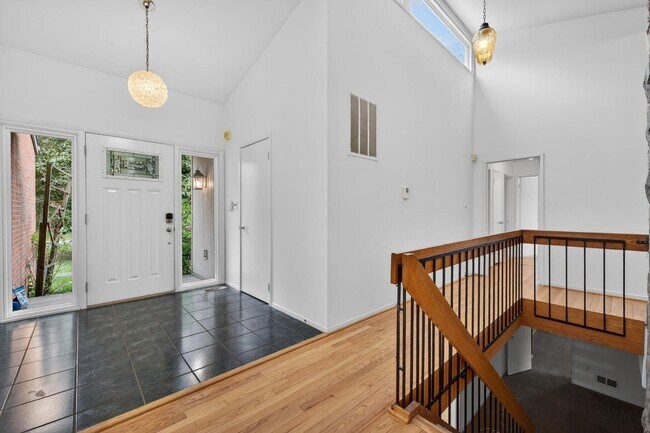 Building Photo - 9404 Woodington Dr