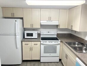 Building Photo - 9995 Nob Hill Ln