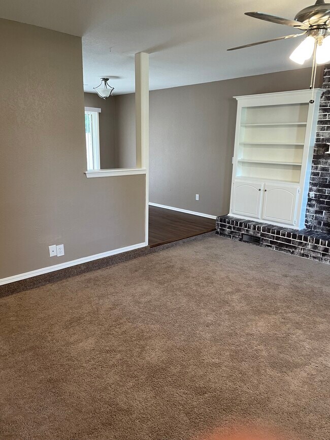 Building Photo - 2109 Oakvista Cir