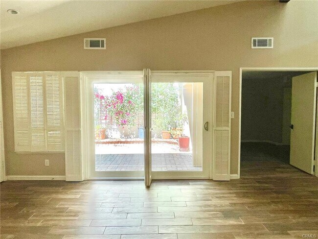 Living Room - 10020 Larwin Ave
