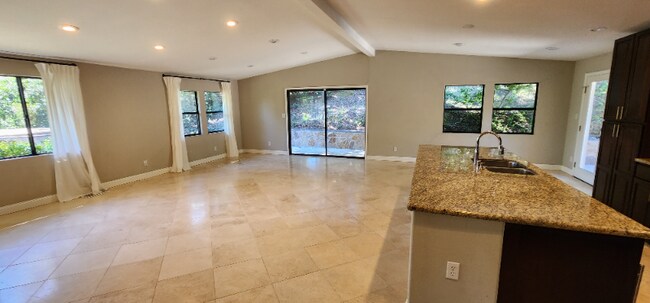 Foto del edificio - 229 Grover Ln