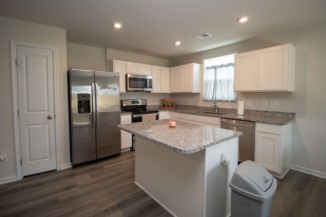 Foto del edificio - Gorgeous 3 Bedroom, 2 Bath ~ Minutes to Fort Jackson ~ Available Mid October!