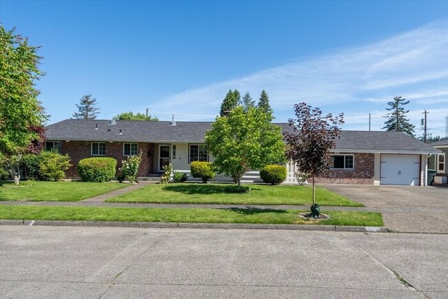 Building Photo - BEAUTIFUL THREE BEDROOM HOME WITH SWIMMING POOL