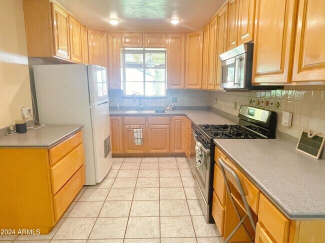 Building Photo - 1526 E Cedar St