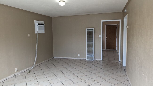 Building Photo - 2 Bedroom 1 Bath Apartment Home