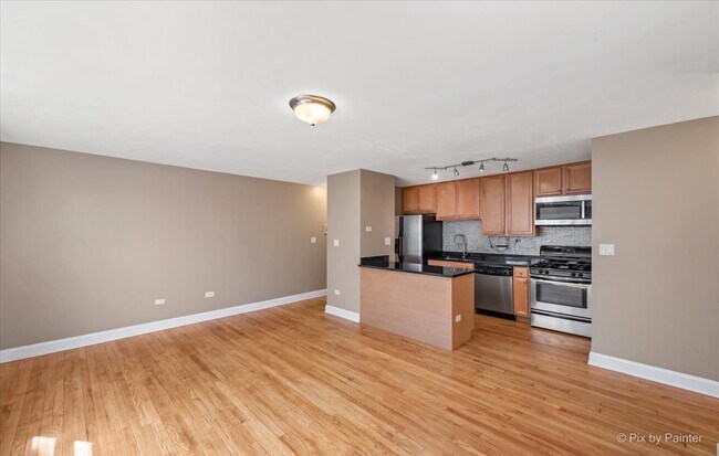 Foto del edificio - 7610 N Rogers Ave