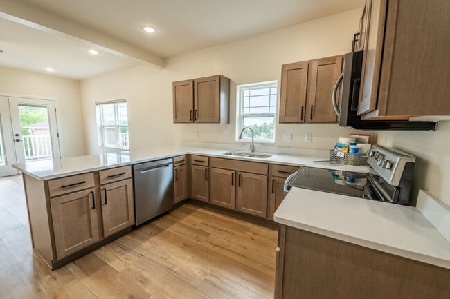 Building Photo - 3 Bed / 2.5 Bath Townhome End Unit w/Deck,...